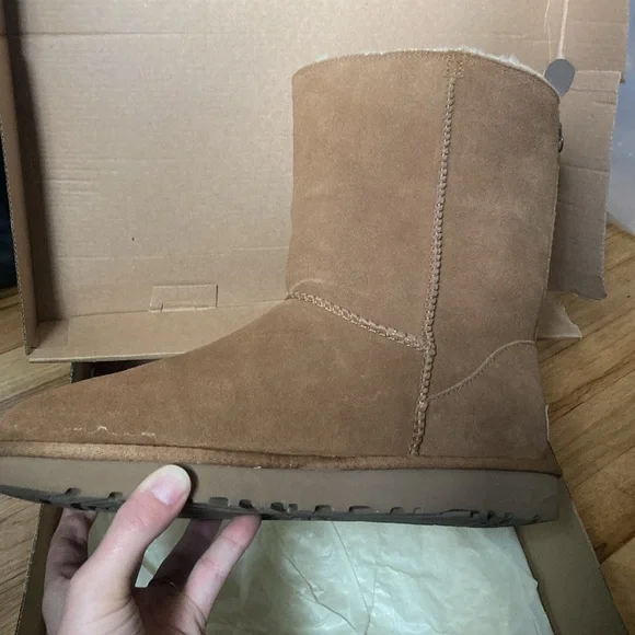 Good used condition UGG Classic Short - Picture 7 of 10